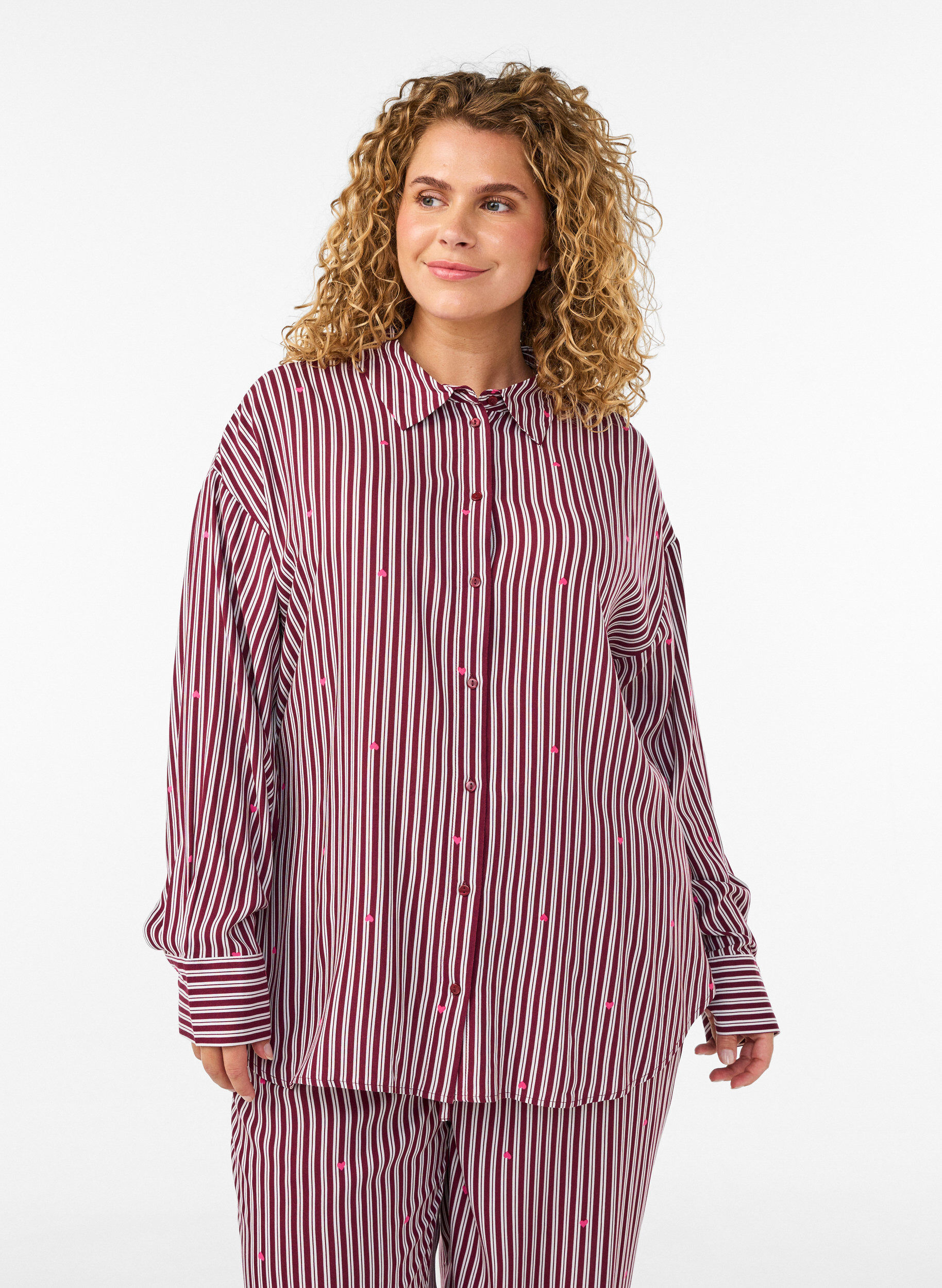 Nattkjole med striper og hjerter, M&oslash;rk Bordeaux, Model