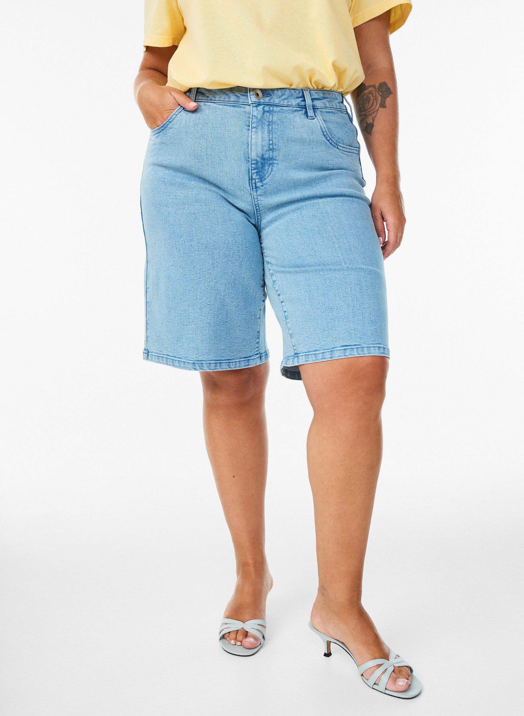 Zizzi L&oslash;se denimshorts med h&oslash;y midje, Bl&aring;, Model image number 3