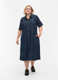 Skjortekjole i denim med korte ermer, Dark blue denim, Model