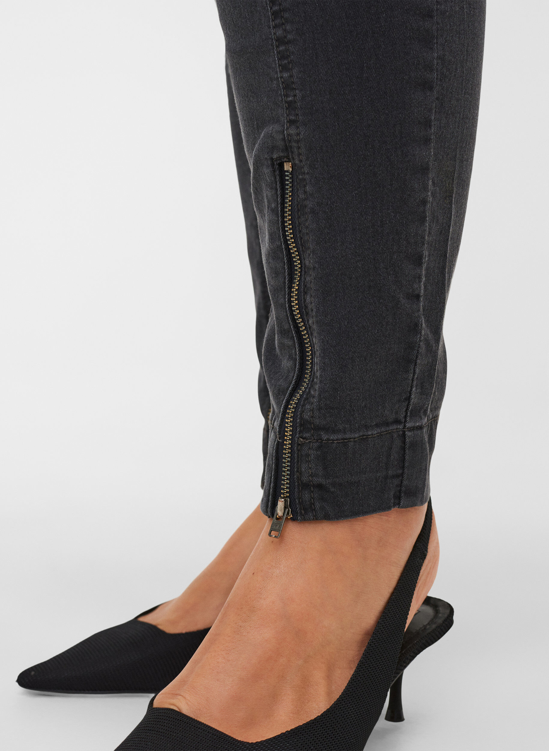 Zizzi Jeggings med glidel&aring;sdetalj, Grey Wash, Model image number 3