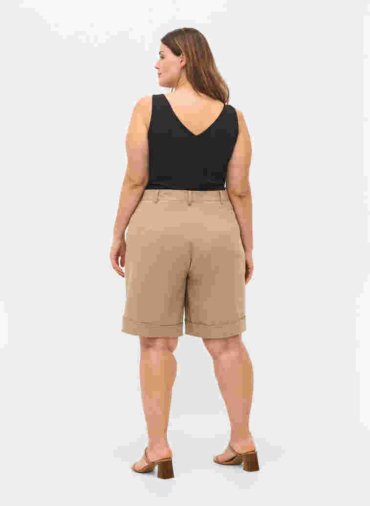 Shorts med påsydde lommer, Humus, Model