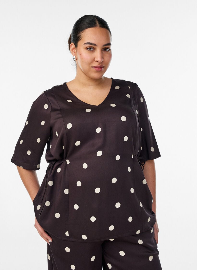 Polkadot viskosebluse med V-hals og knytelukking, Brun, Model image number 0