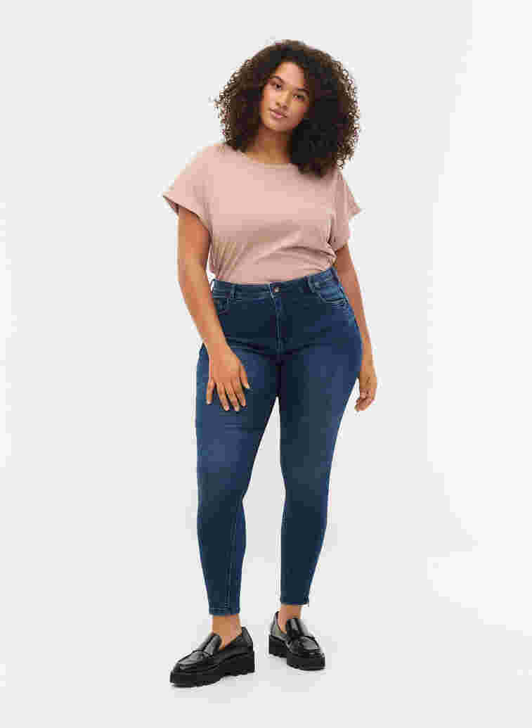 Cropped Amy jeans med glidelås, Dark blue denim, Model