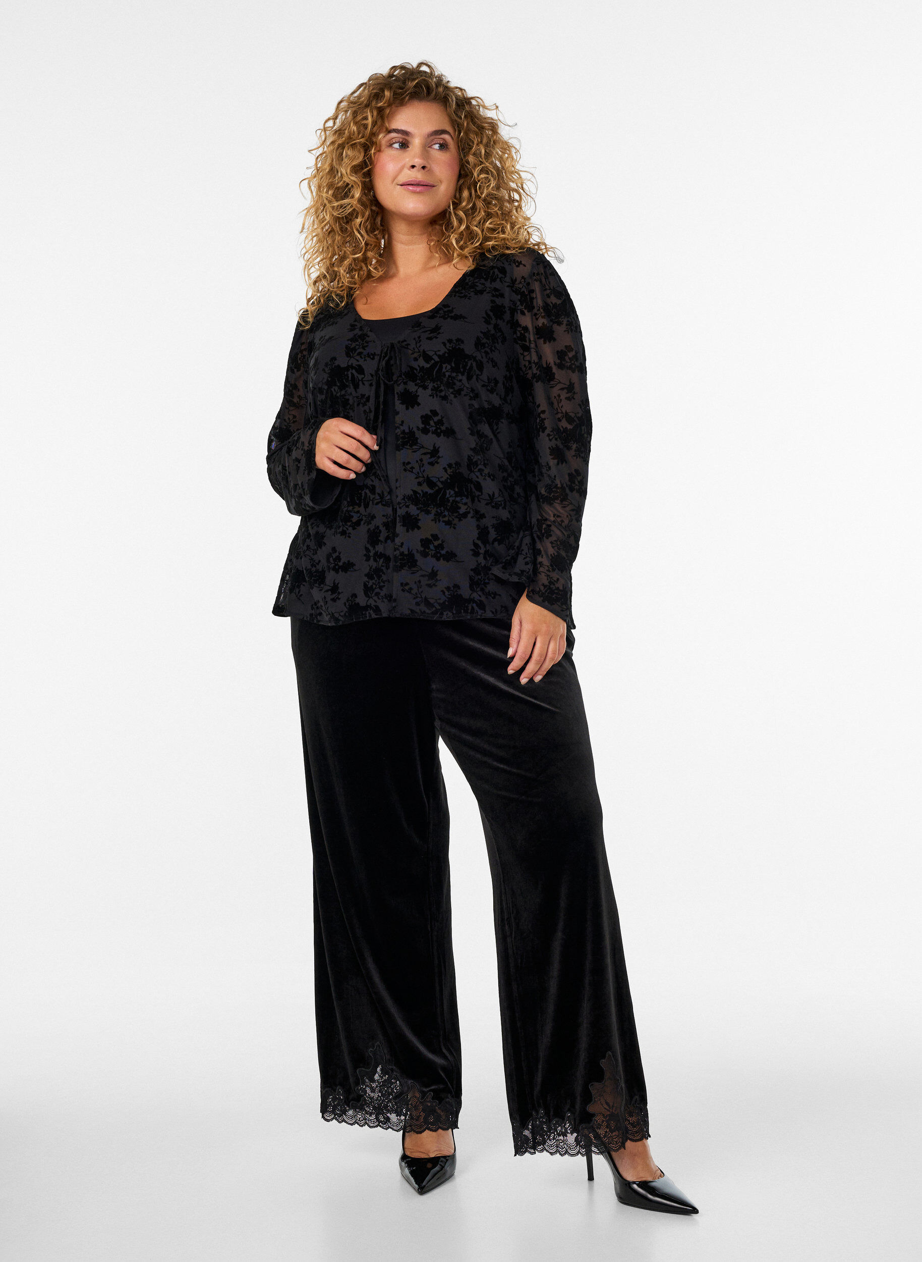 ZizziFl&oslash;yelsbukser med blondedetaljer og vide ben, Svart, Model image number 1