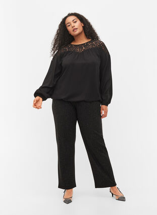 Bluse i viskose med blonder, Black, Model image number 2