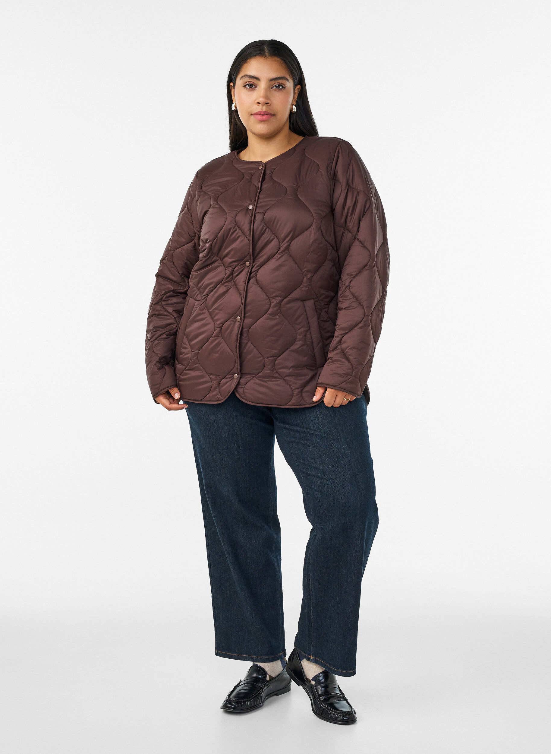 ZizziQuiltet jakke med trykknapper og rund hals, Brun, Model image number 1