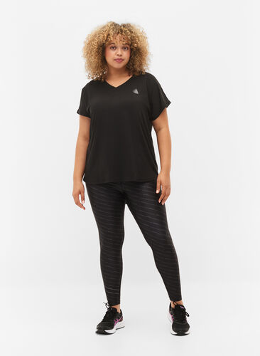 T-skjorte til trening med V-hals, Black, Model image number 2