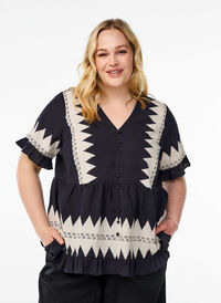 Kortermet bluse med volanger og grafisk mønster, Svart Kortermet bluse med volanger og grafisk mønster, Svart, Model