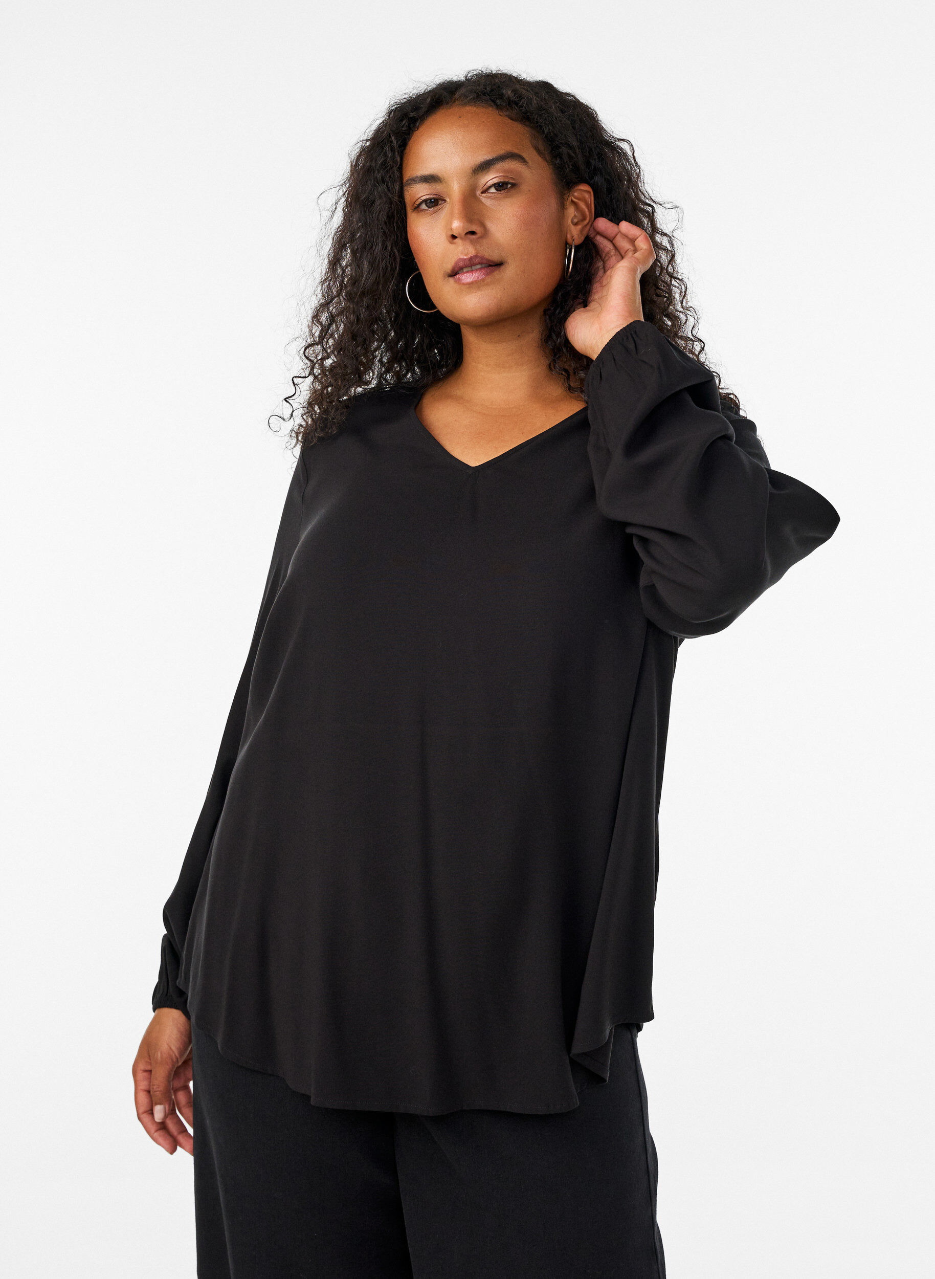 ZizziViskosebluse med V-hals og lange ermer, Svart, Model image number 0