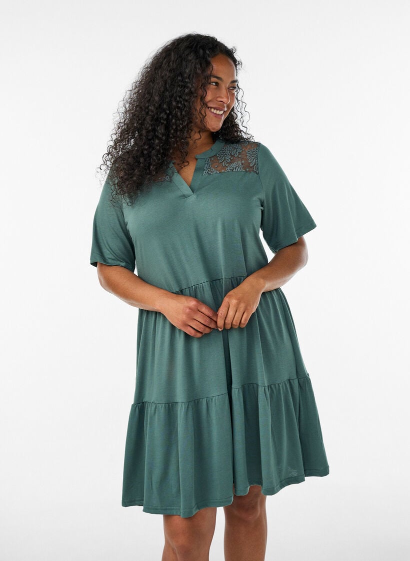 Jerseykjole med blondedetaljer og et lagdelt skj&oslash;rt, Gr&oslash;nn, Model image number 0