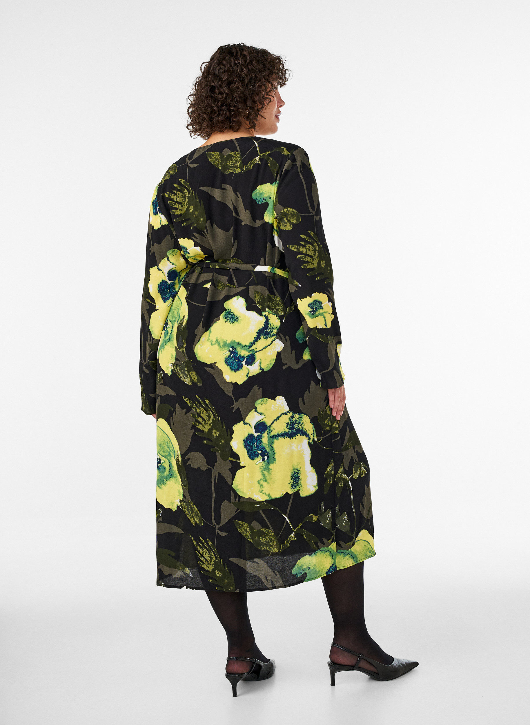 ZizziOmslagskjole med blomster i viskose med et knytebelte, Svart, Model image number 1