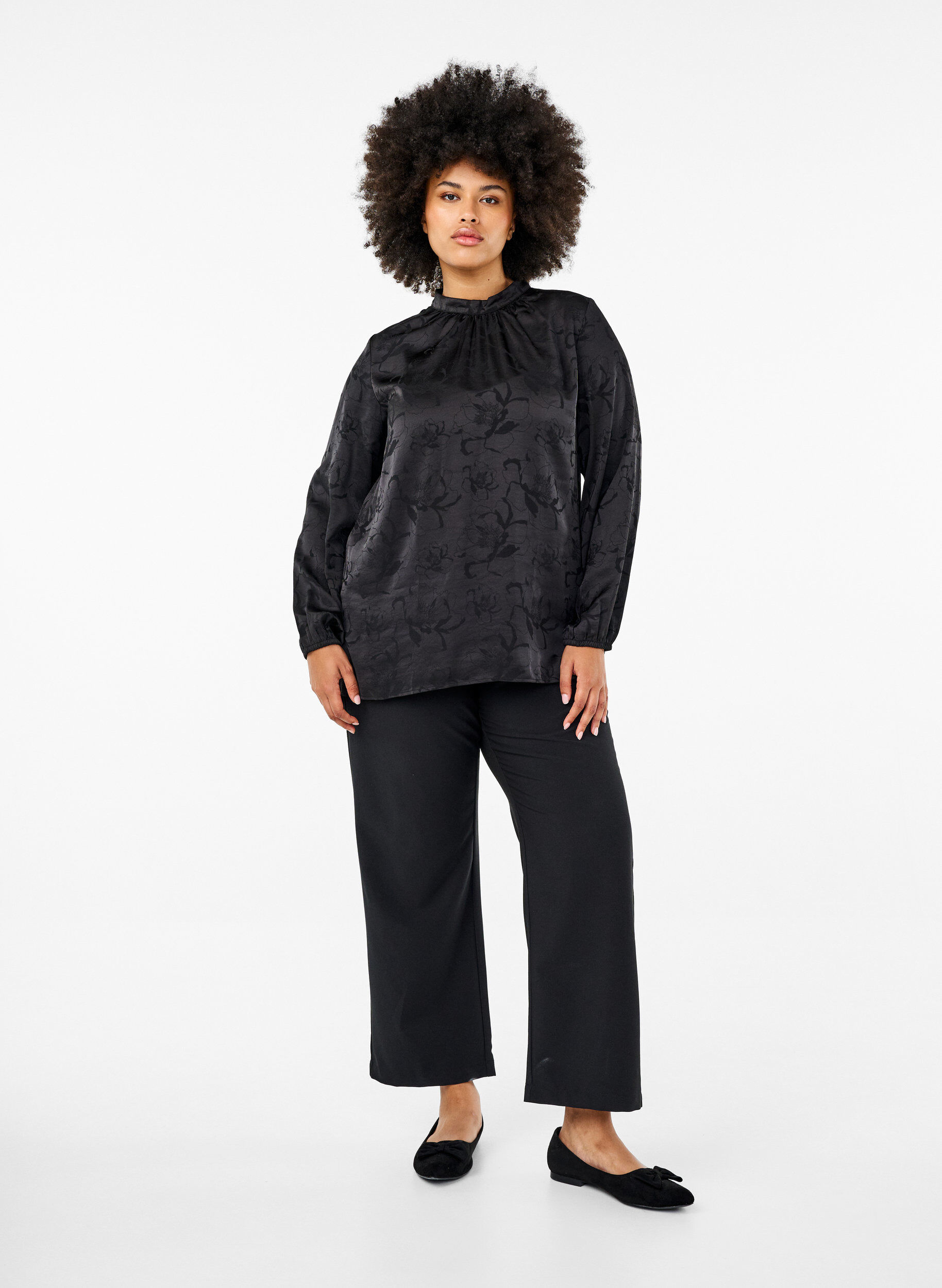 Zizzi Satinbluse med ton-i-ton m&oslash;nster, Black, Model image number 2