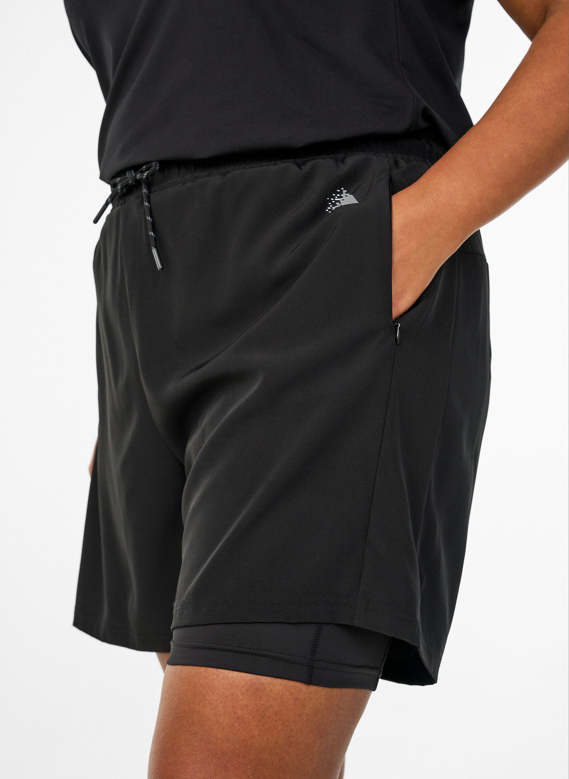 Zizzi Treningsshorts med innershorts og en lomme til telefonen, Svart, Model image number 3