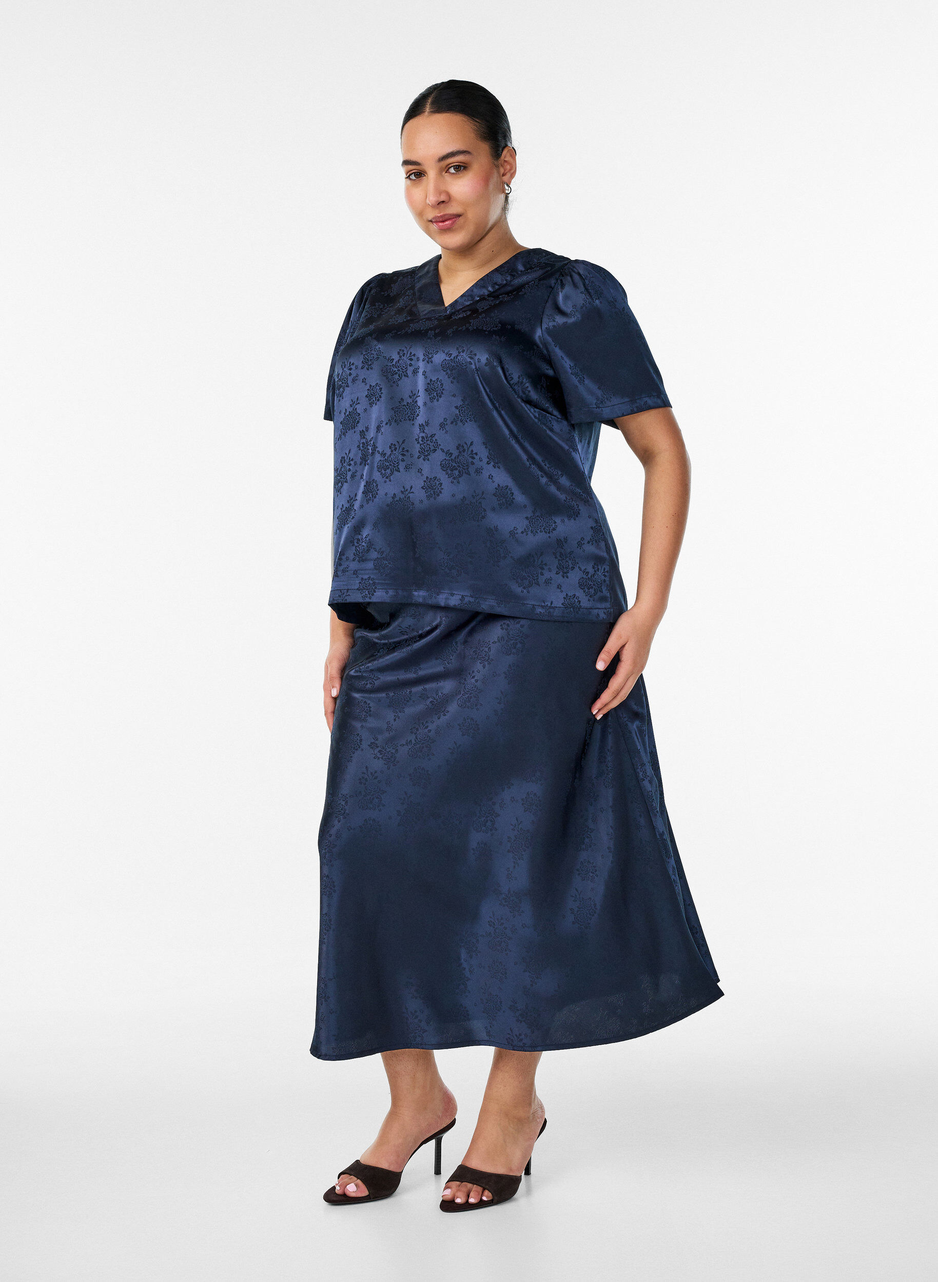 Satengskj&oslash;rt med ton-i-ton blomsterprint, Bl&aring;, Model