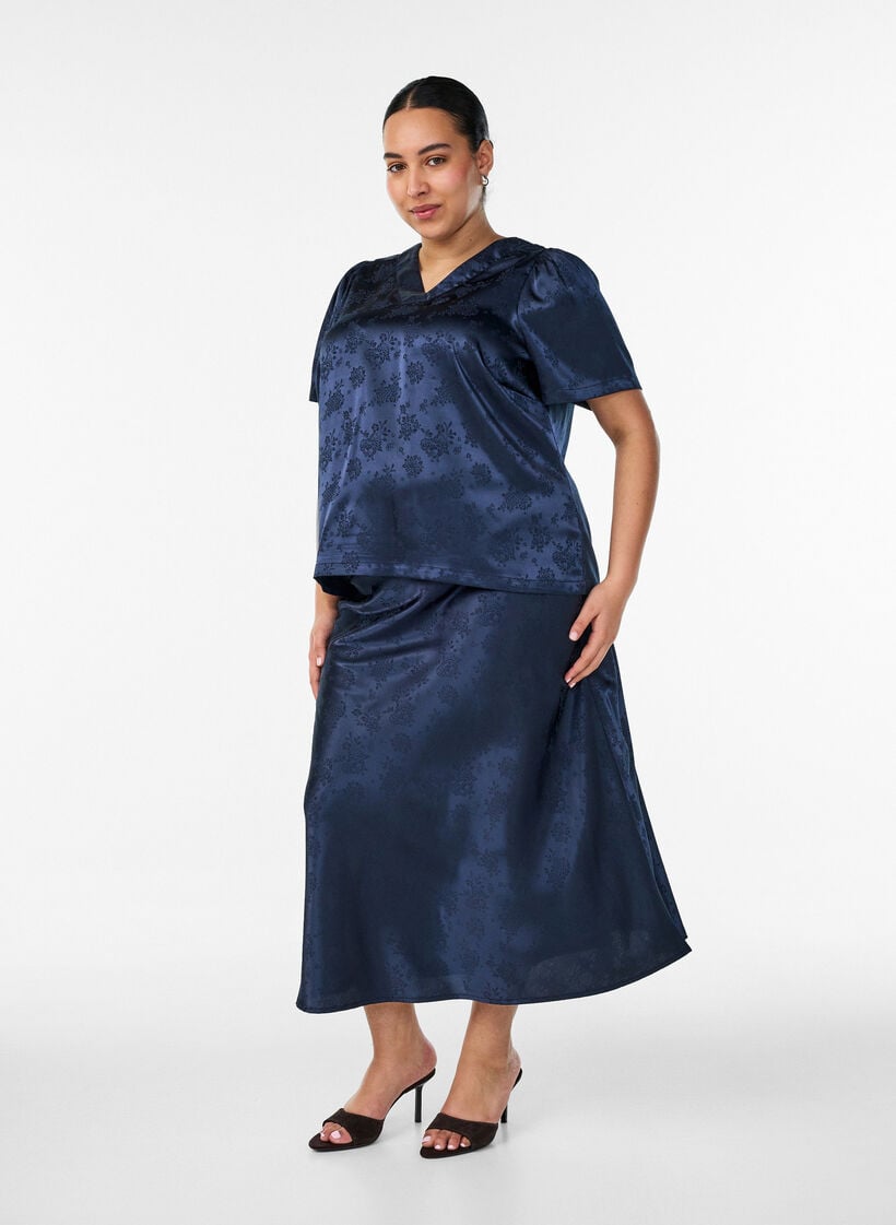 Satengskj&oslash;rt med ton-i-ton blomsterprint, Bl&aring;, Model image number 0