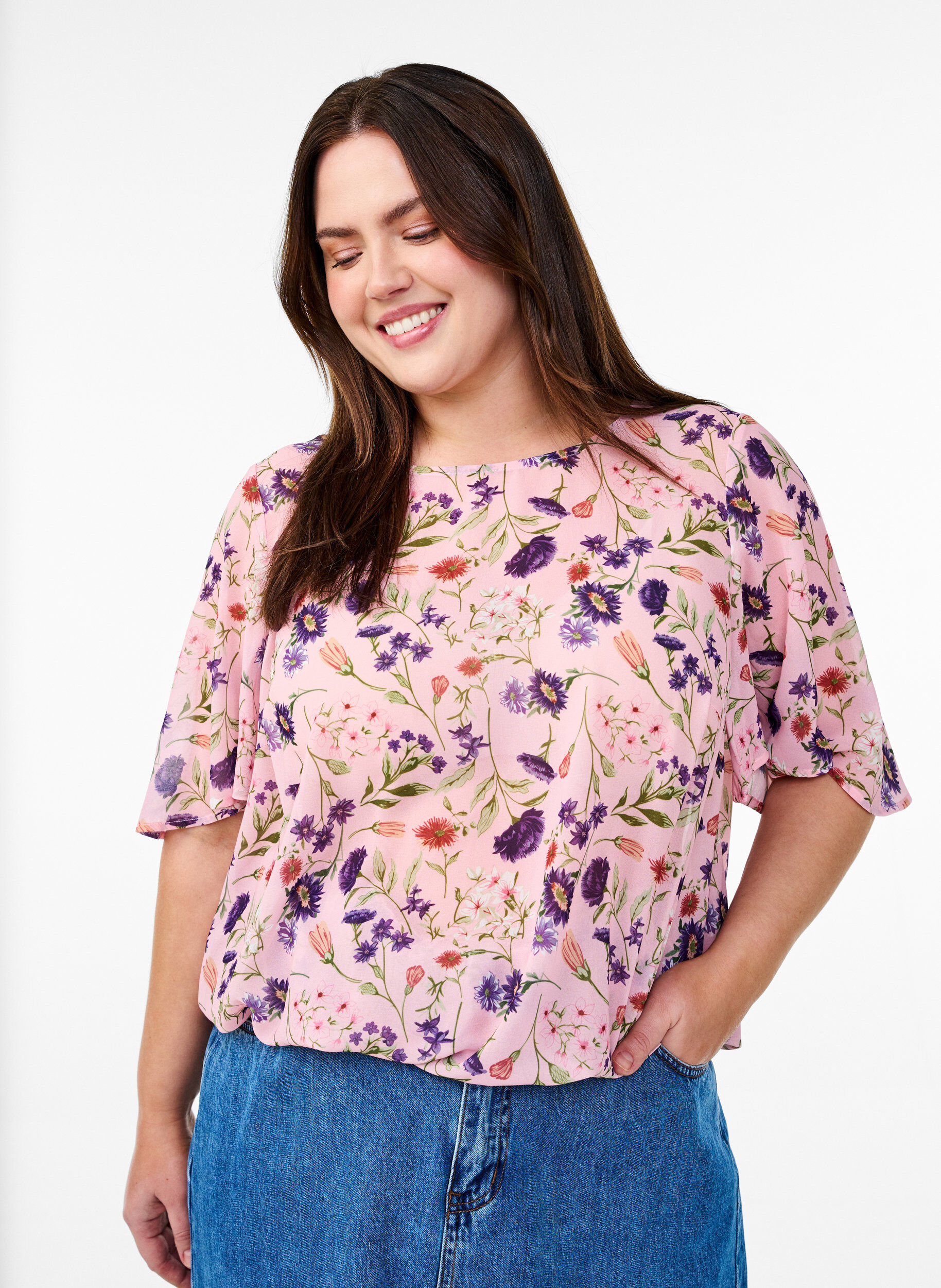 Zizzi Bluse med blomstertrykk, korte ermer og smocking, Rosa, Model image number 0