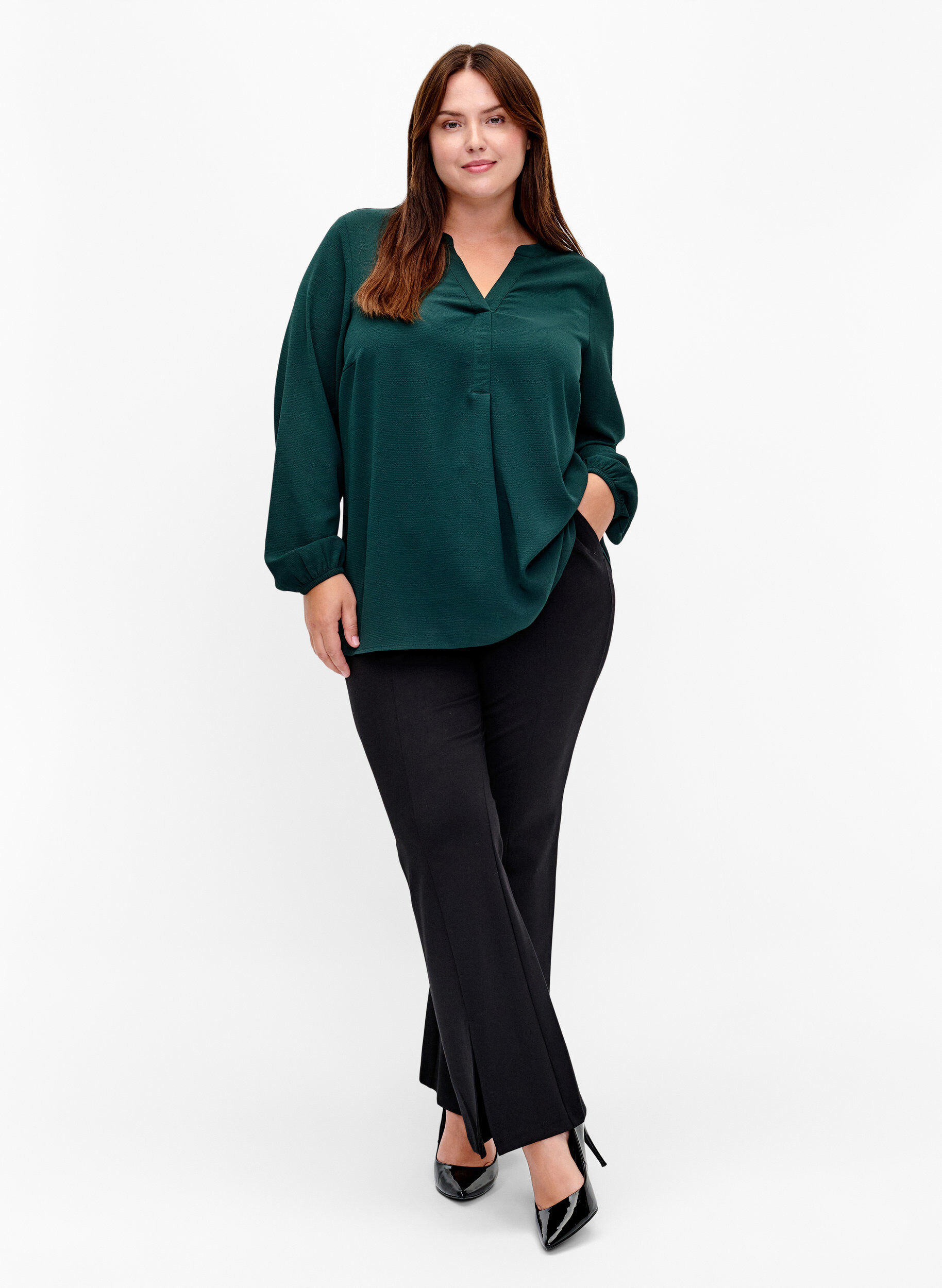 Zizzi Ensfarget bluse med V-hals, Scarab, Model image number 2