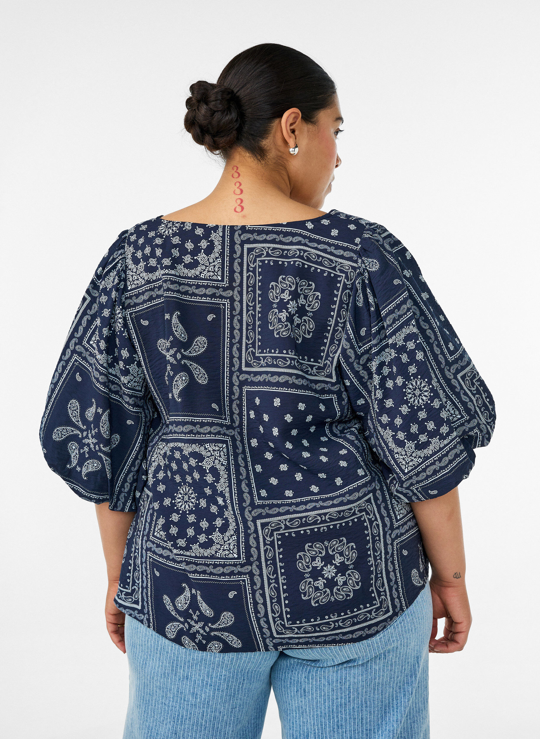 ZizziViskosebluse med paisleym&oslash;nster og ballongermer, Bl&aring;, Model image number 2