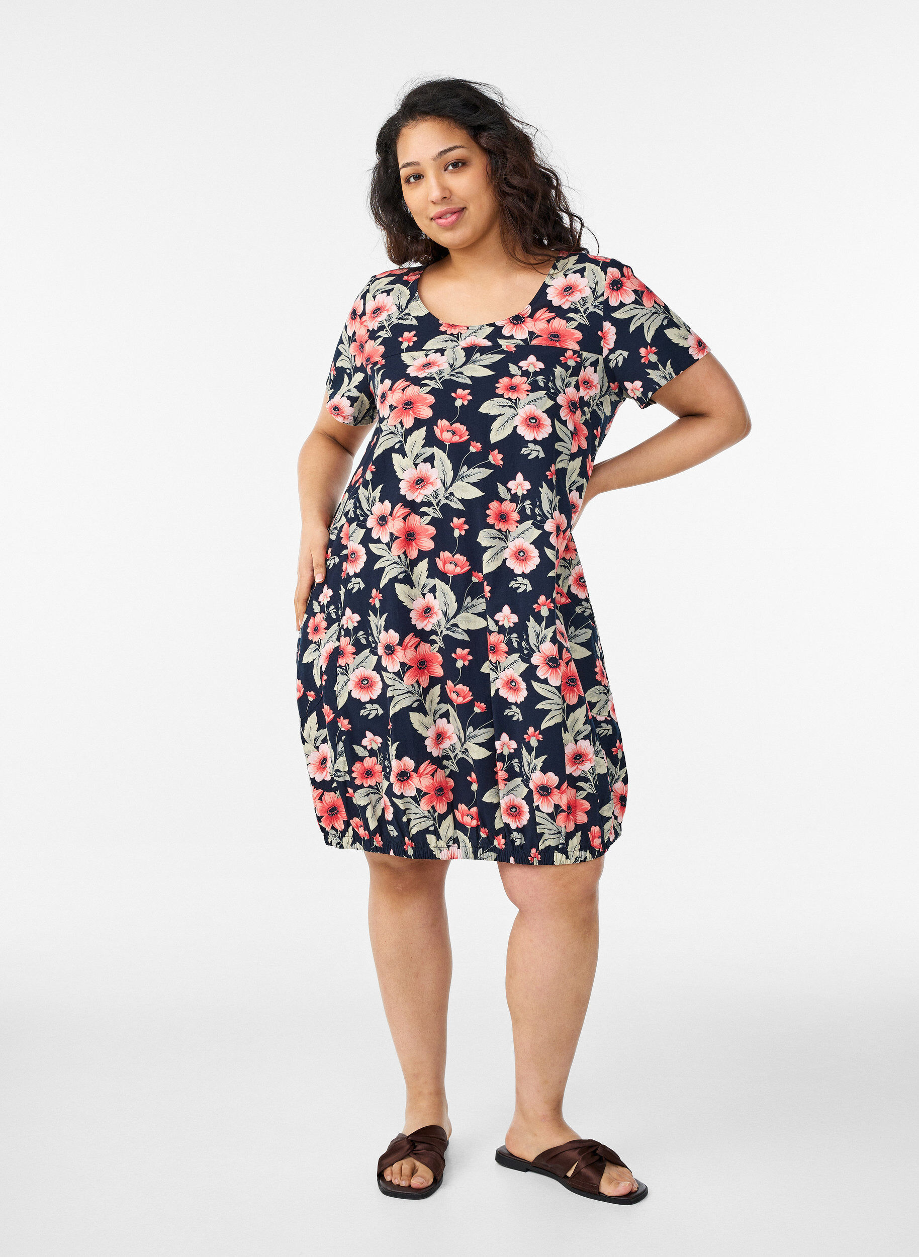 ZizziKortermet bomullskjole med trykt m&oslash;nster, Bl&aring;, Model image number 1