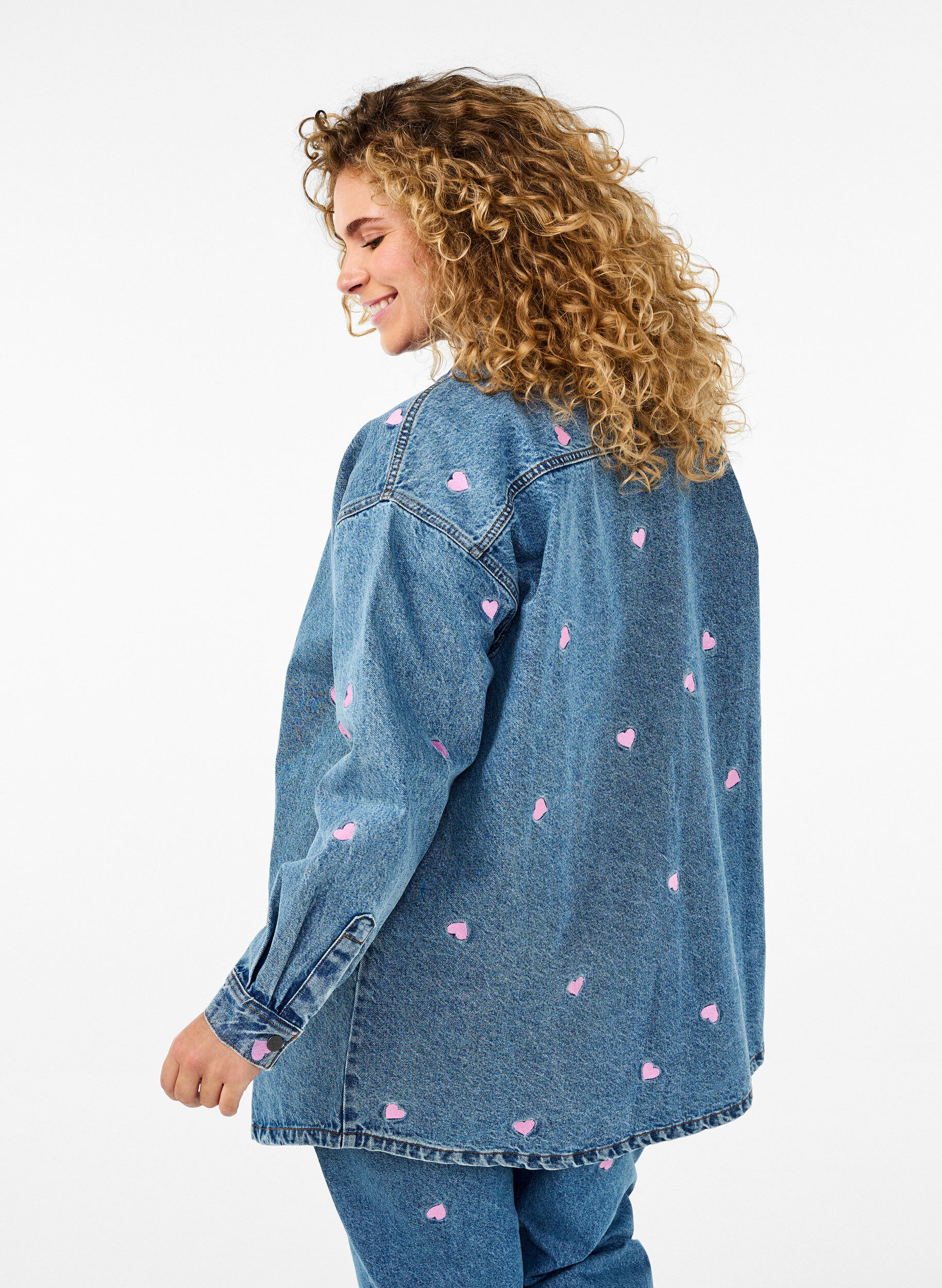 Zizzi L&oslash;s denimskjorte med broderte lepper, Light Blue Heart, Model image number 1