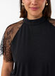 Bluse med korte blondeermer og h&oslash;y hals, Svart, Model image number 3