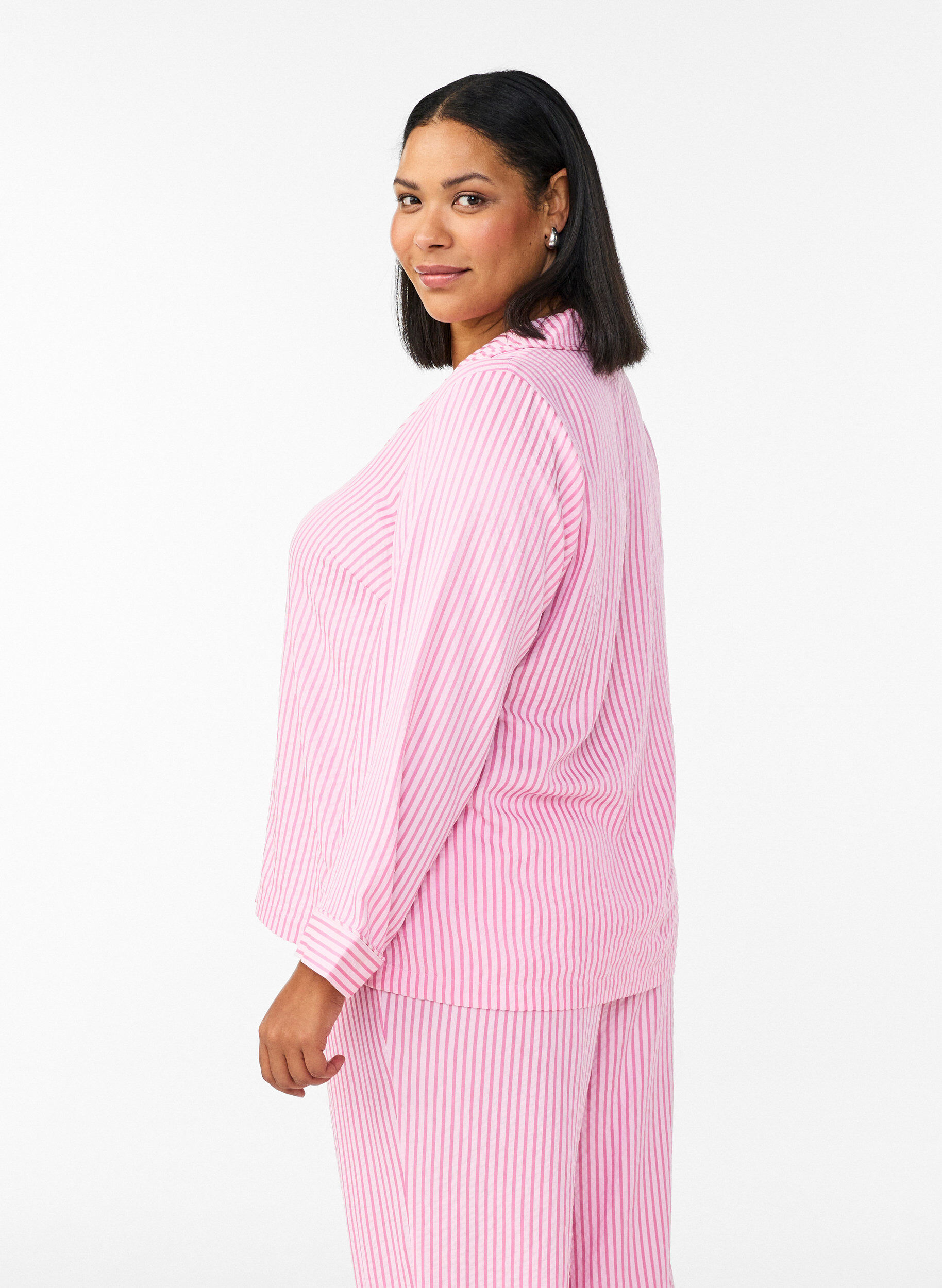 Zizzi Seersucker pyjamas-skjorte med lange ermer, Rosa, Model image number 2