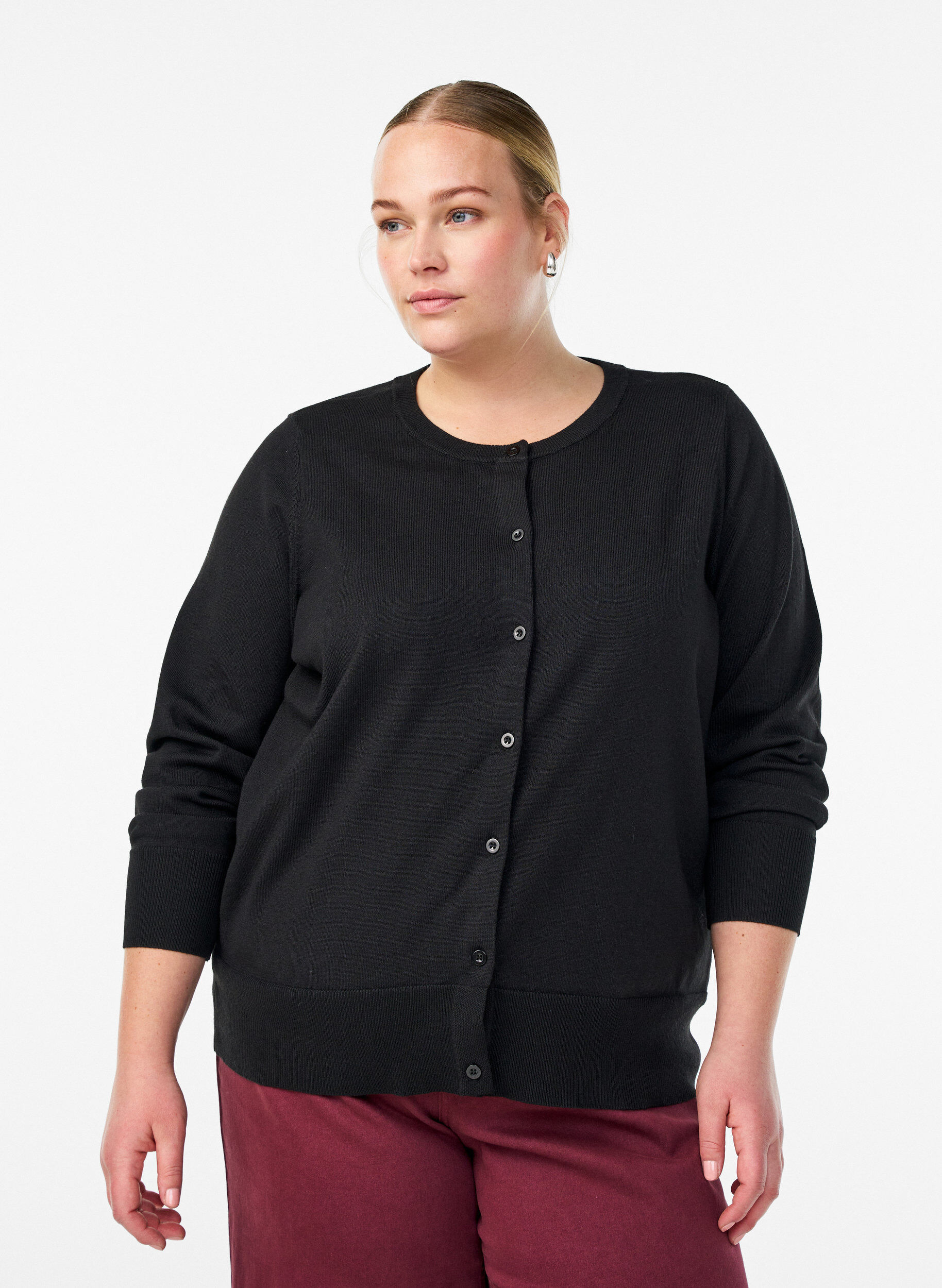 Finstrikket cardigan med rund hals, Svart, Model