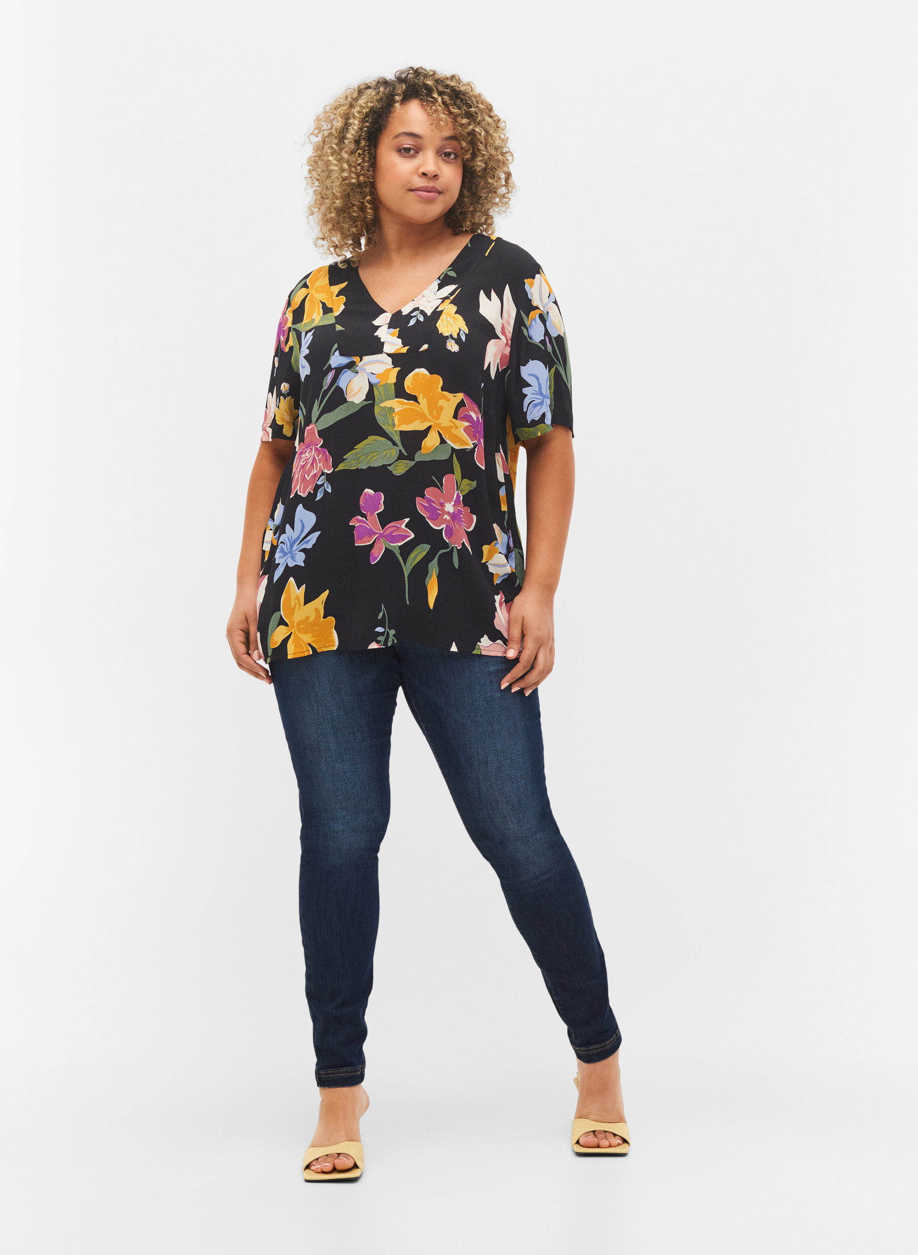 Zizzi Kortermet viskosebluse med blomsterm&oslash;nster, Big Flower AOP, Model image number 2