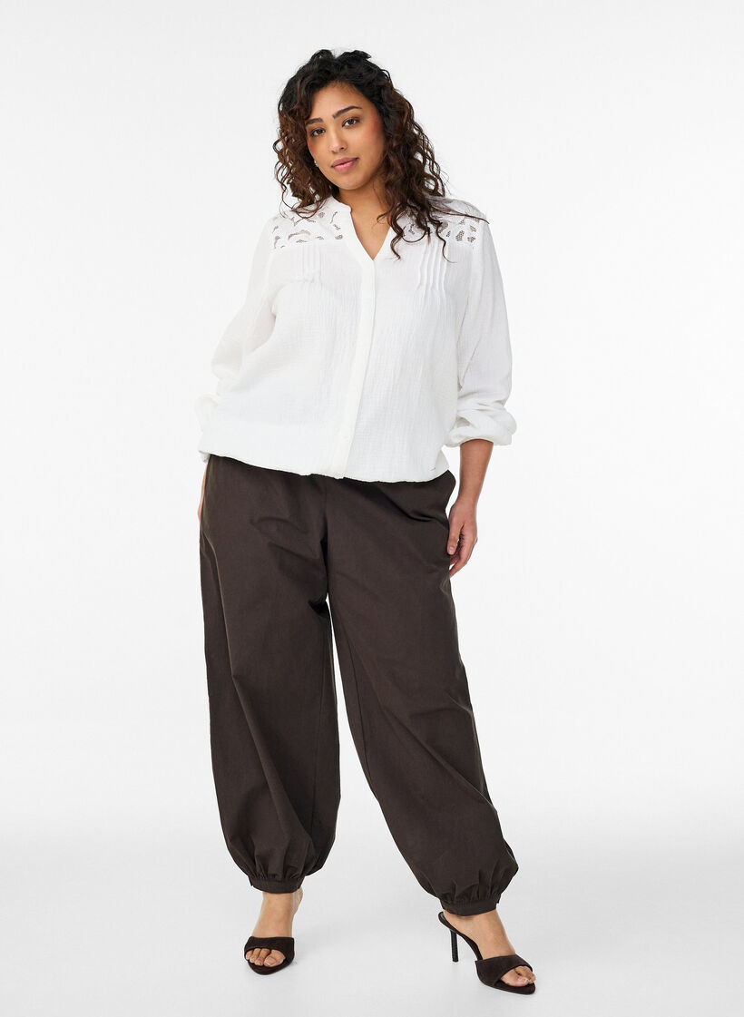 Bluse i bomullsmusselin med broderte detaljer, Hvit, Model image number 1