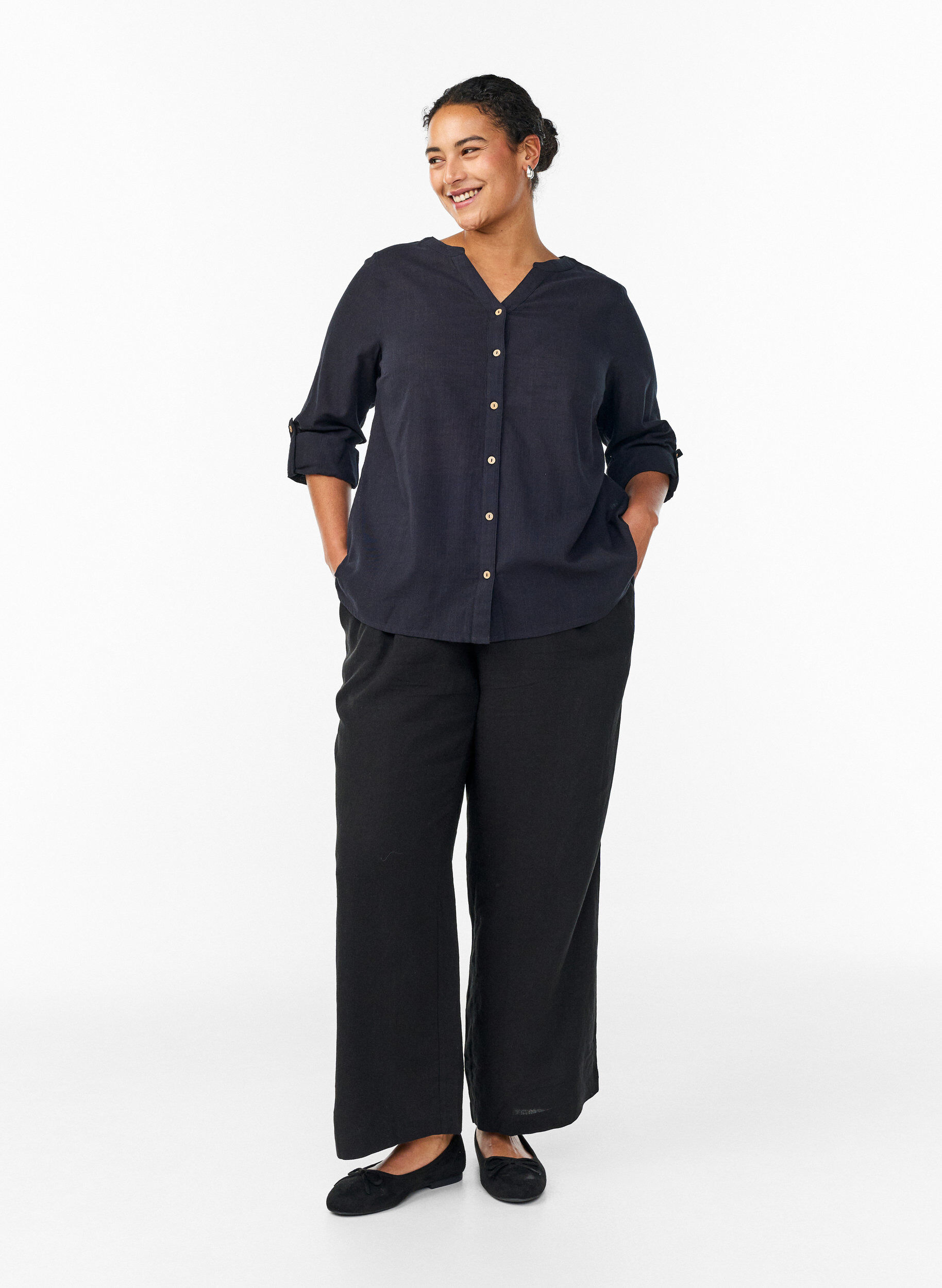 Zizzi Bluse i bomull med V-hals, Svart, Model image number 1