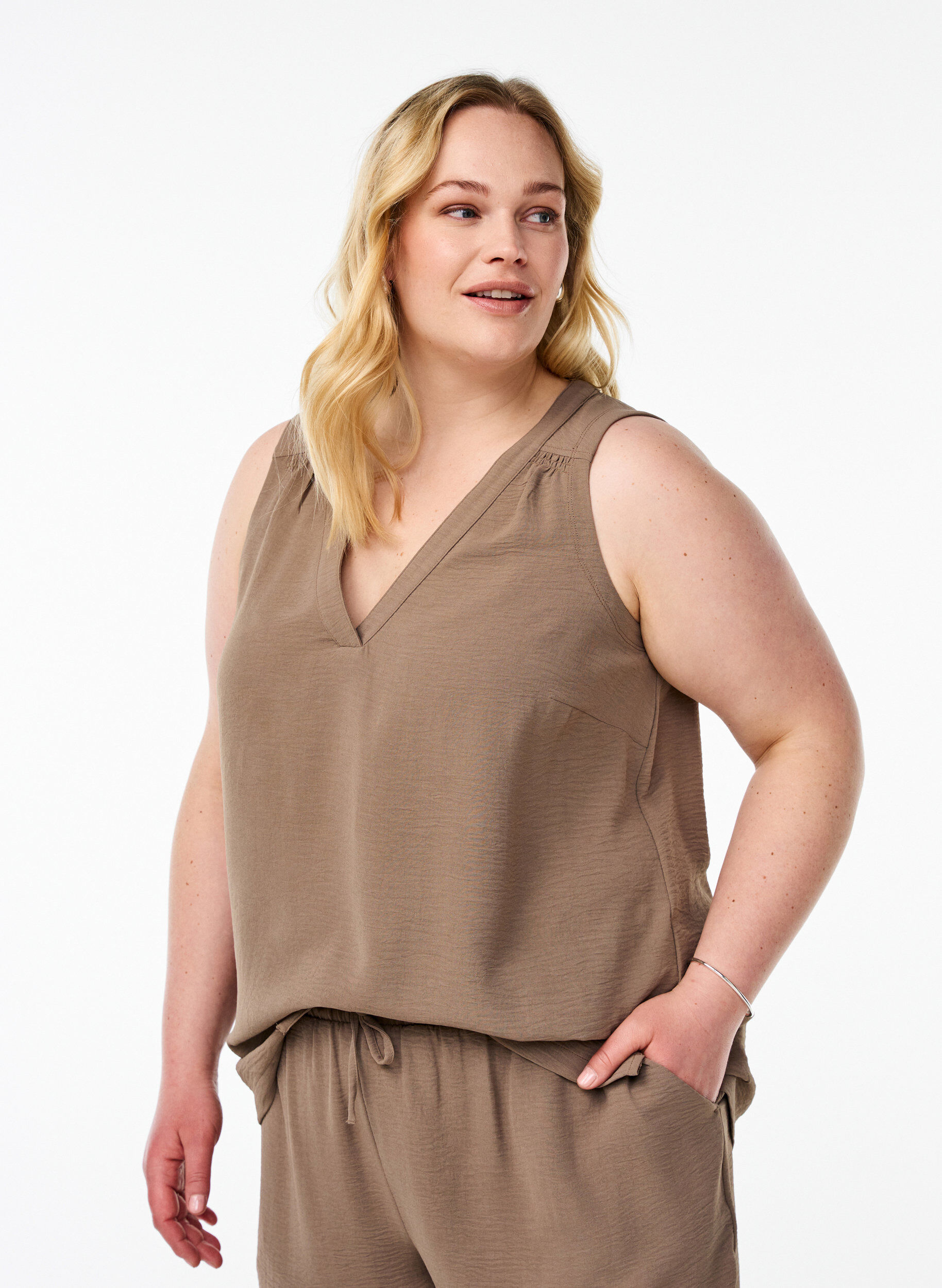 Ermel&oslash;s overdel med rynkedetaljer, Brun, Model