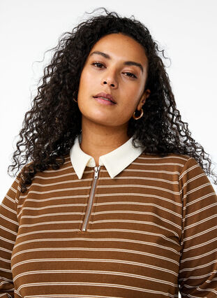Zizzi Stripete poloskjorte med glidelås, Brun, Model image number 3