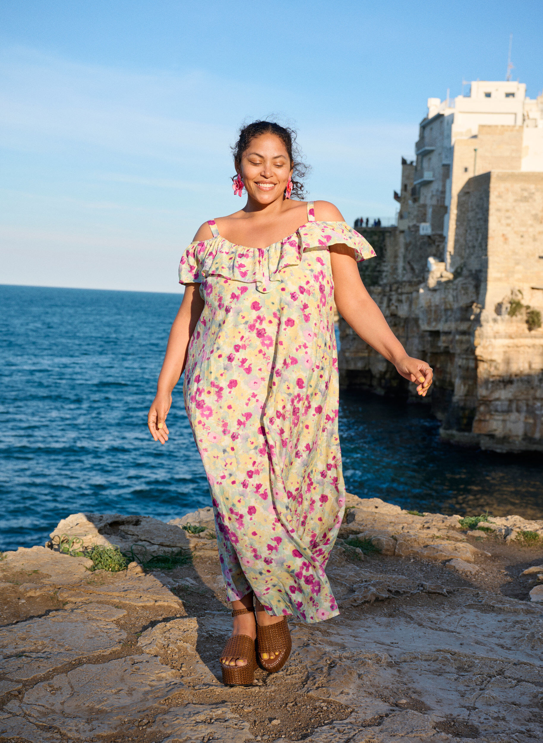 Zizzi Blomstret midikjole med off-shoulder volang, Vanilje, Image image number 0