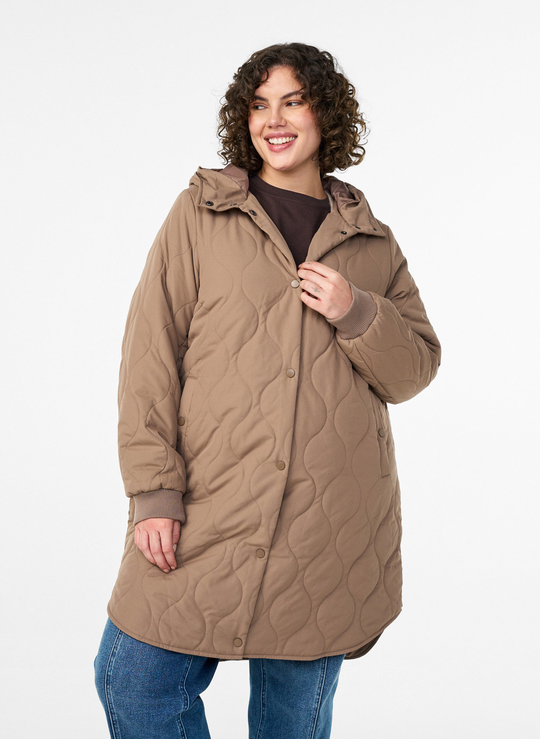 Mellomlang quiltet jakke med hette, Brun, Model