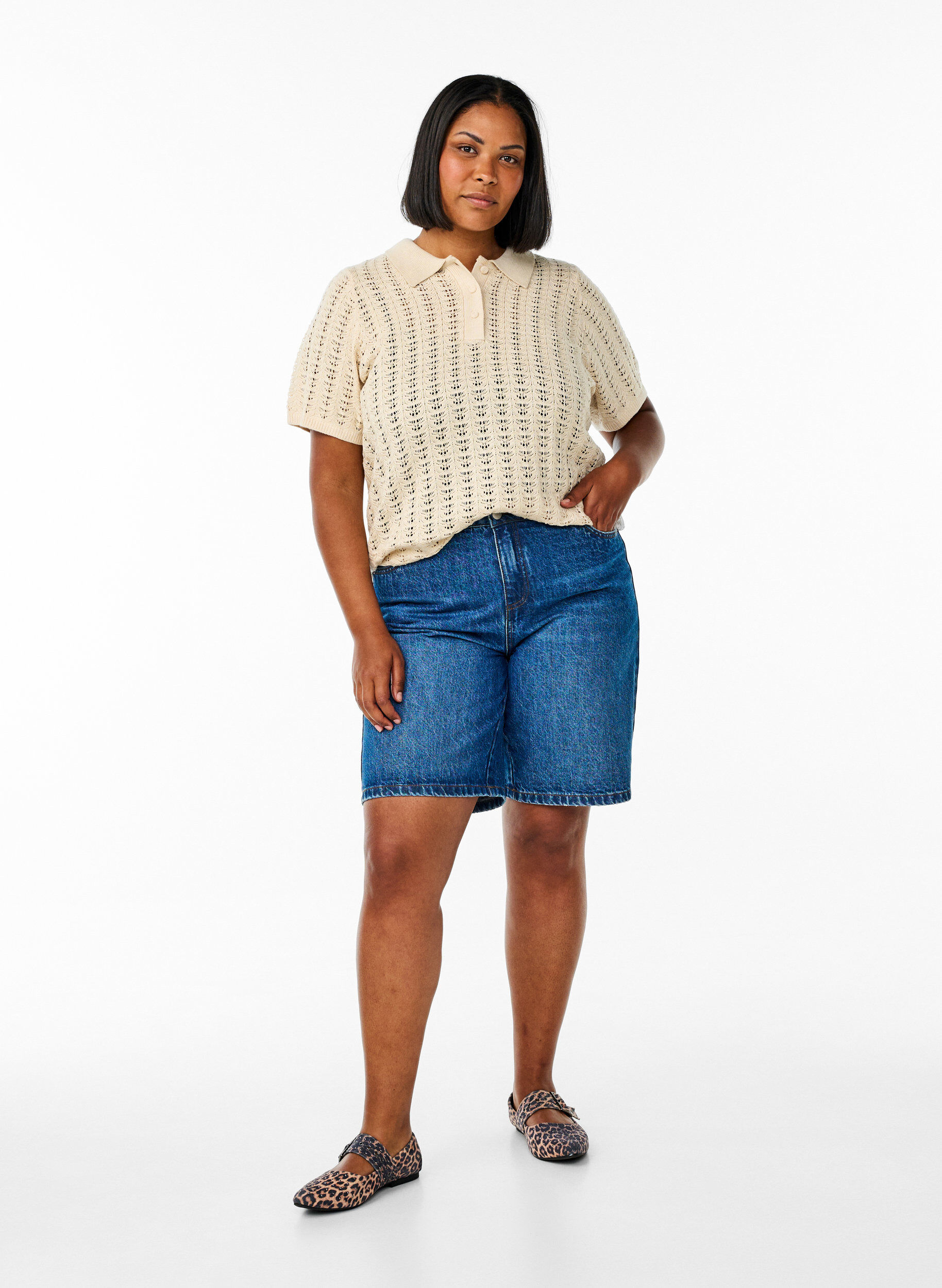 Zizzi Strikket poloskjorte med hullm&oslash;nster, Beige, Model image number 1