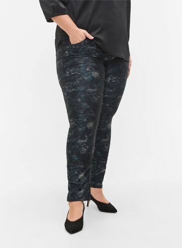 Mønstrete Emily jeans med nagler, Black AOP, Model image number 2
