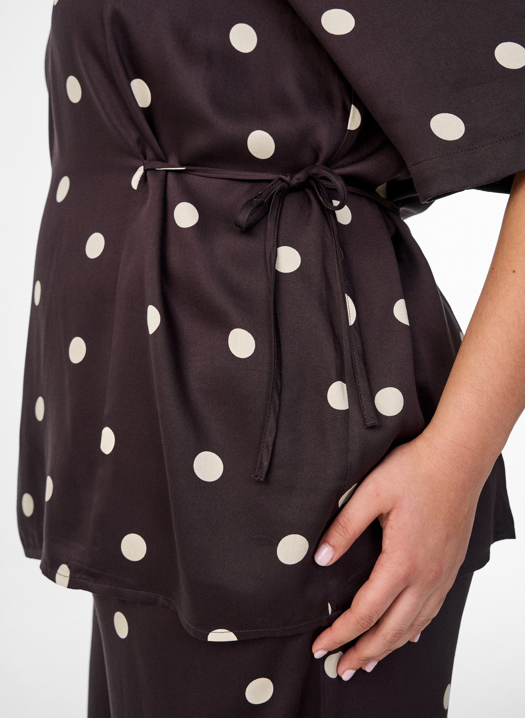 ZizziPolkadot viskosebluse med V-hals og knytelukking, Brun, Model image number 3