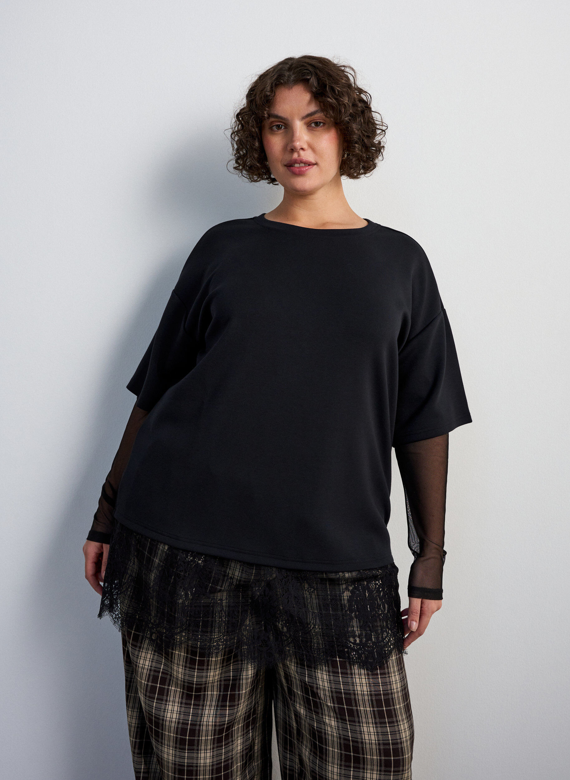 Bluse med mesh-ermer og blondekant, Svart, Model
