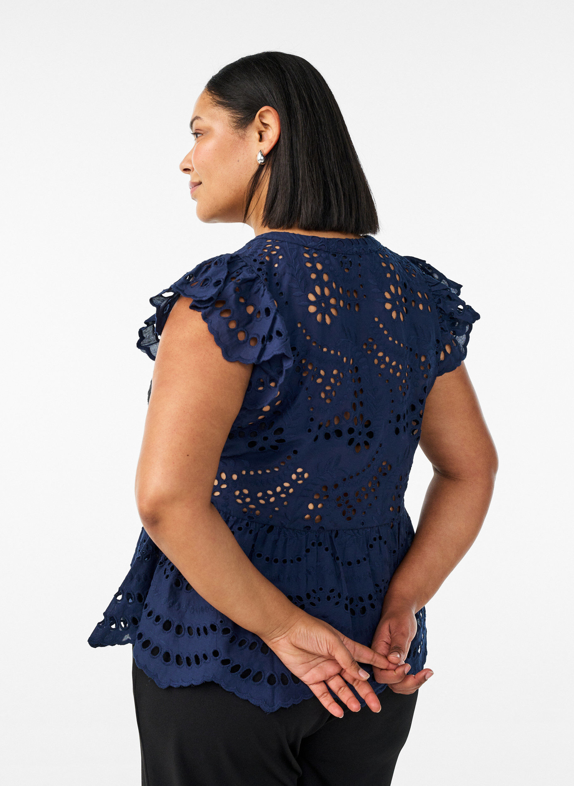 Zizzi Ermel&oslash;s bluse i broderie anglaise med volanger, Bl&aring;, Model image number 2