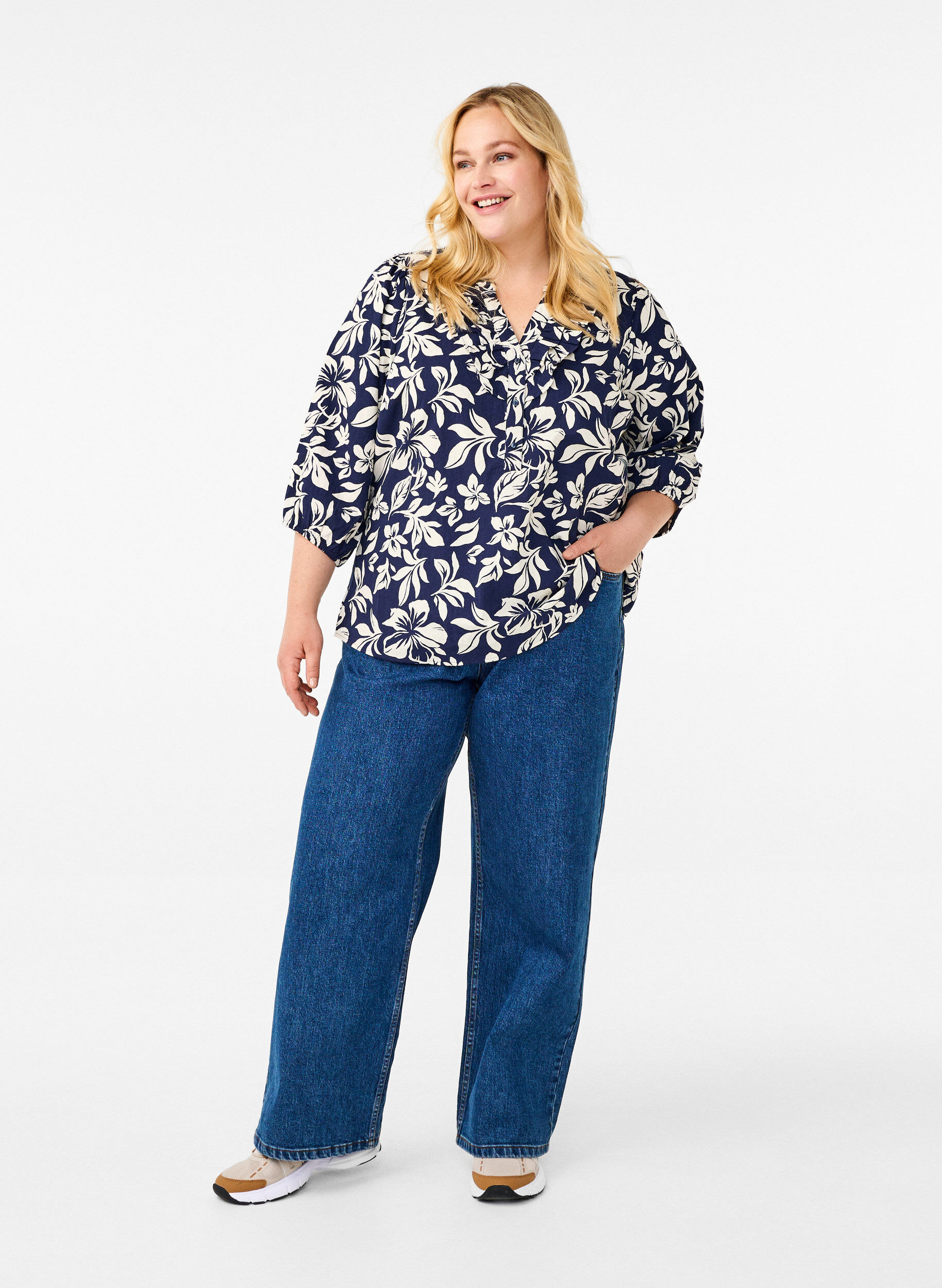 Zizzi 3/4-ermet bomullsbluse med trykk, Naval Academy Flower, Model image number 2