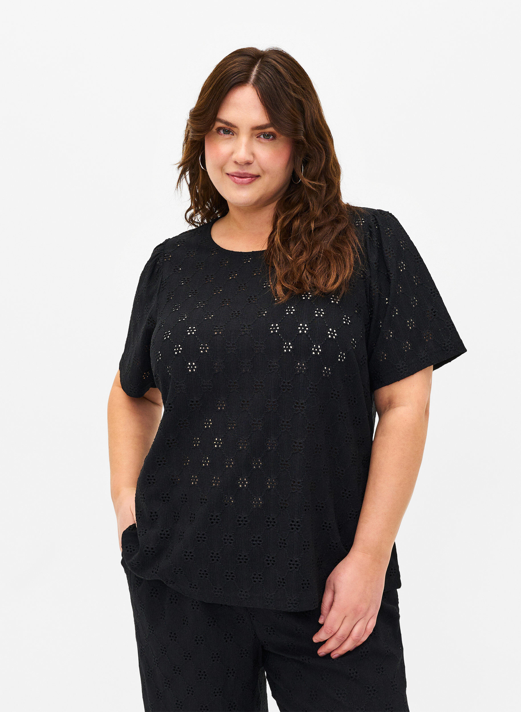 Zizzi Kortermet bluse med hullm&oslash;nster, Black, Model image number 0
