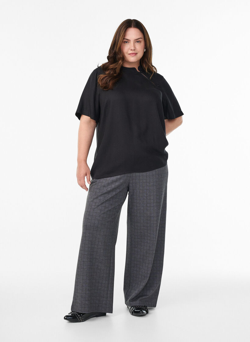 Kortermet bluse med diagonal knappelukking, Svart, Model