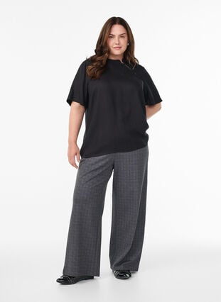 Zizzi Kortermet bluse med diagonal knappelukking, Svart, Model image number 1