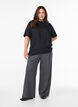 Kortermet bluse med diagonal knappelukking, Svart, Model image number 1