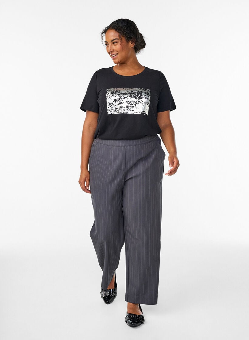 T-skjorte med trykk, Svart, Model image number 1