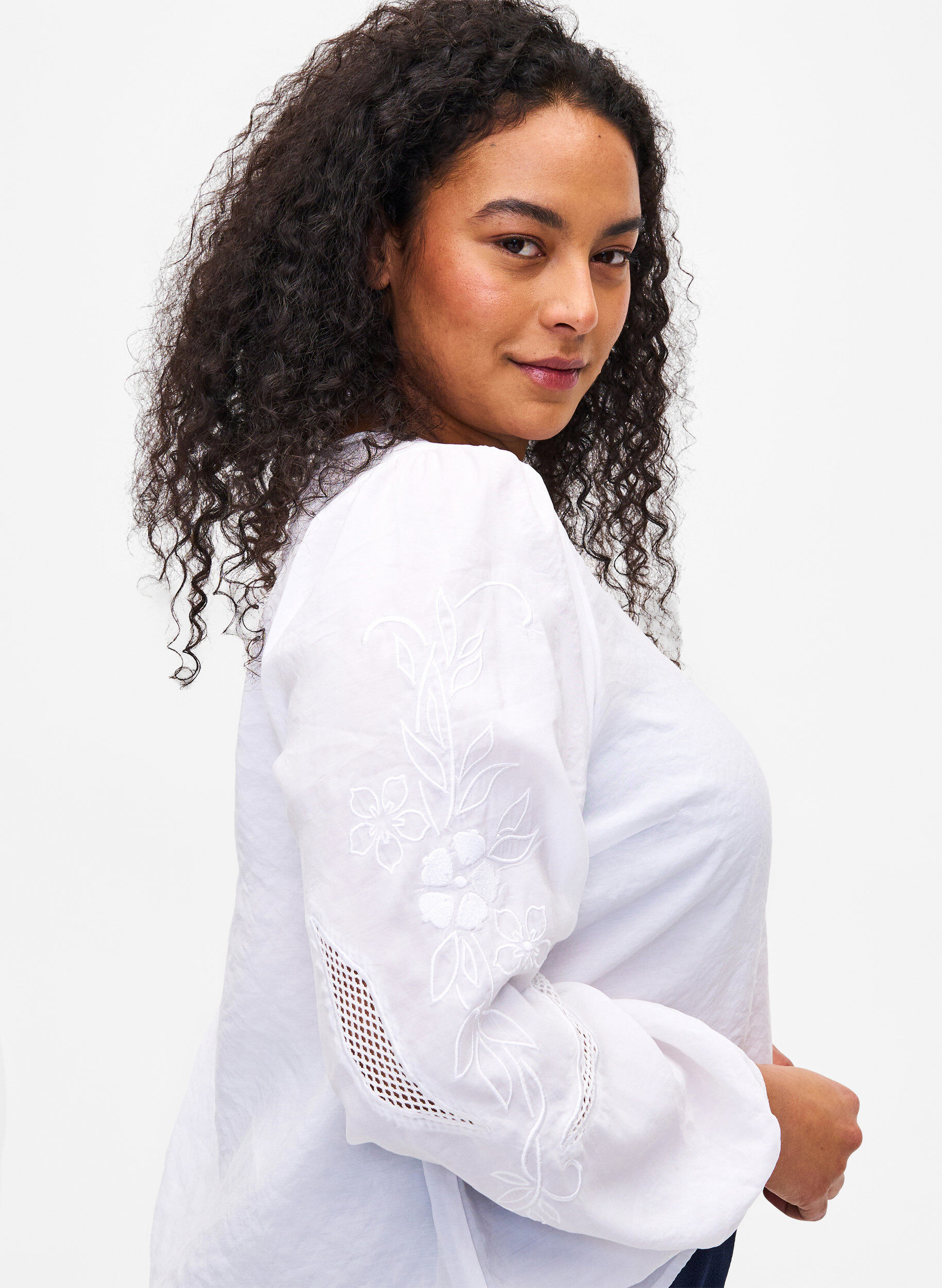 Zizzi Bluse i Tencel &trade; Modal med broderidetaljer, Bright White, Model image number 2
