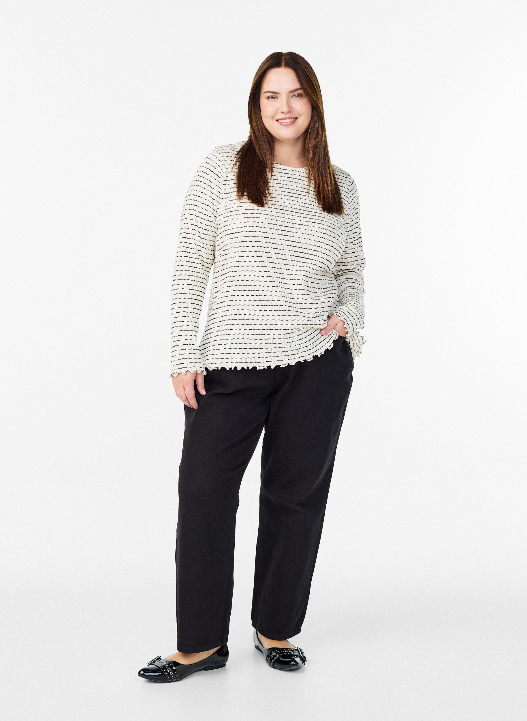 Zizzi Stripet jerseybluse med b&oslash;lgete kanter, Hvit, Model image number 1