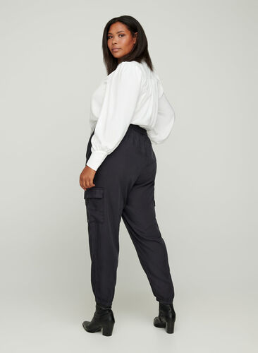 Bukser i lyocell med store lommer, Black, Model image number 0