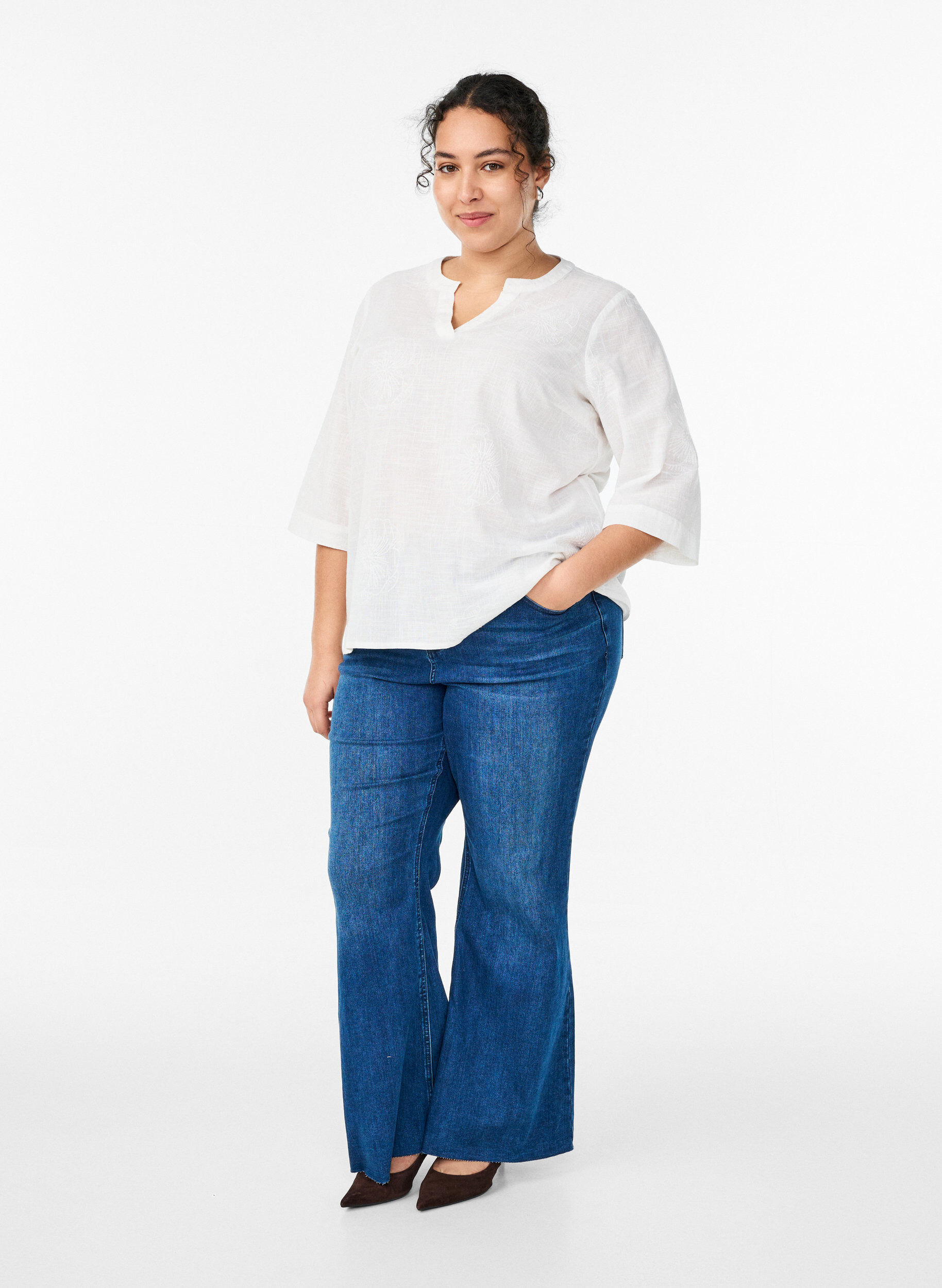 Zizzi Bluse i bomull med broderte detaljer og 3/4 ermer, Hvit, Model image number 1