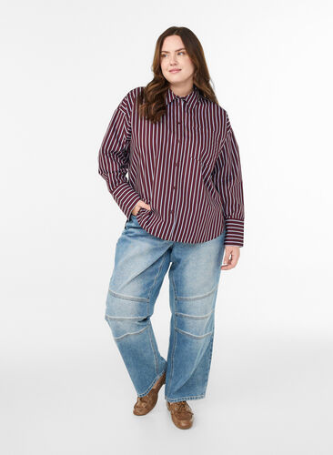 Zizzi Loose fit skjorte med striper og en brystlomme, Mørk Bordeaux, Model image number 1